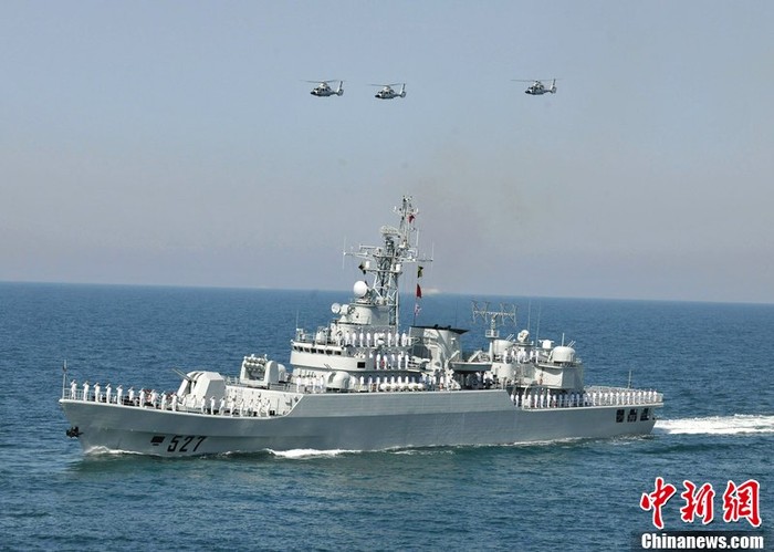 Tàu hộ vệ Lạc Dương 527, hạ thủy 2004 và đưa vào biên chế năm 2005, từng tập trận chung với hải quân Hàn Quốc, Nga
