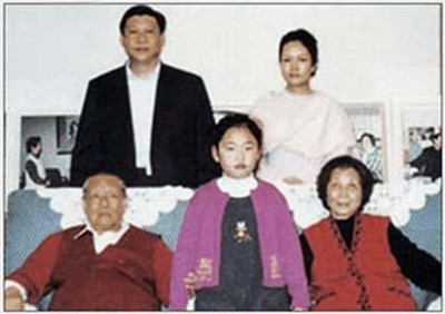 Một bức ảnh hiếm hoi của Tập Minh Trạch (hàng trên, giữa) chụp cùng gia đình