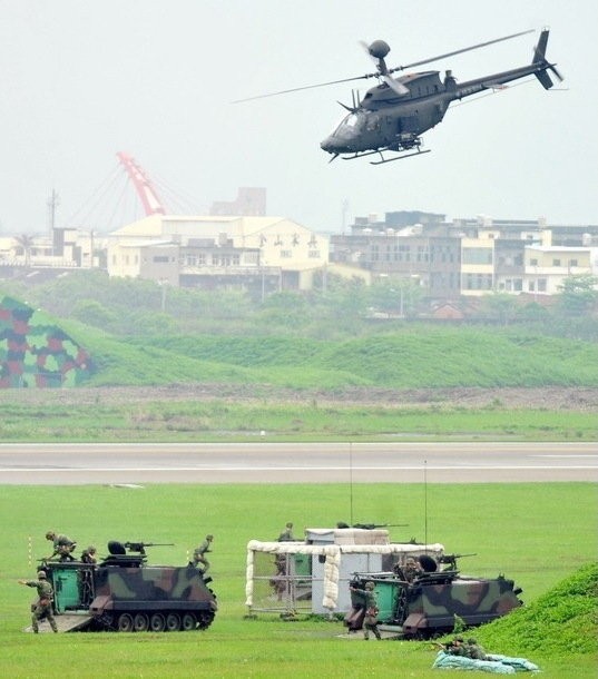 Trực thăng OH-58D yểm hộ chiến xa bộ binh M113