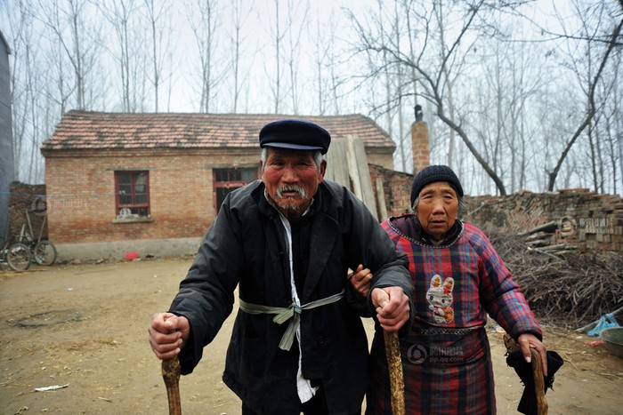 Nơi quê nhà, một làng quê nghèo ở tỉnh Hồ Nam, ông nội Xuân đã 82, bà nội 80 tuổi ngày ngày dắt nhau ra ngõ ngóng tin con, tin cháu