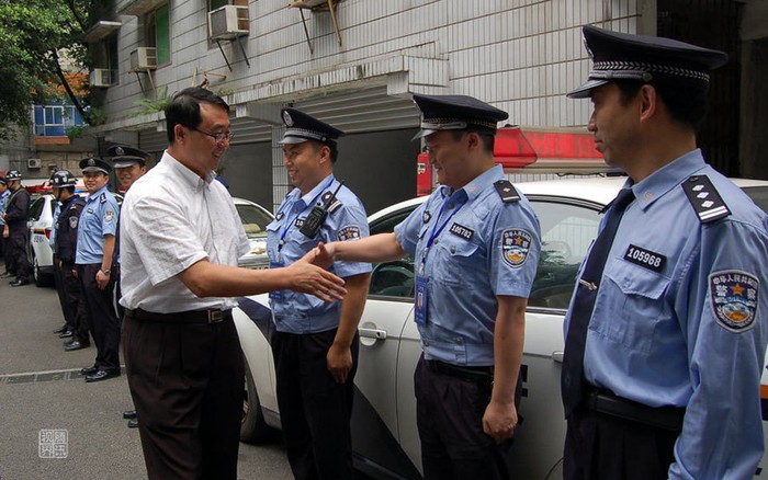 Vương Lập Quân gặp gỡ, động viên lực lượng công an tham gia truy quét tội phạm xã hội đen Trùng Khánh năm 2008