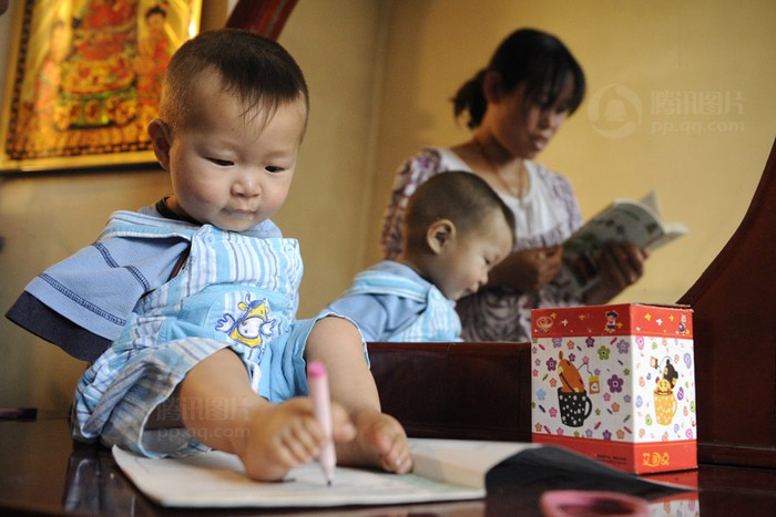 Chỉ mới 2 tuổi thôi, trong khi những đứa trẻ khác còn phải dỗ dành mỏi miệng, Phong lại rất thích học, cậu bé kẹp bút vào chân và viết lên trang giấy học sinh những nét chữ, hình vẽ đầu đời