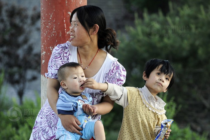 Linh Linh, một em bé mồ côi khác đút bánh cho Phong, những đứa trẻ mồ côi dường như tự biết quan tâm, chăm sóc và thương yêu nhau hơn
