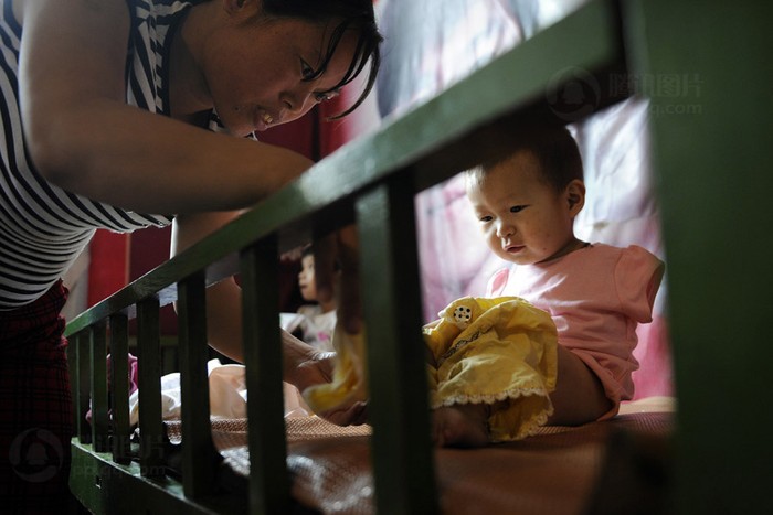 Mới 2 tuổi đầu, nhưng Sơn Phong đã biết học cách tự mặc quần áo cho mình nhờ sự hướng dẫn tận tình của người mẹ nuôi, chị Hương