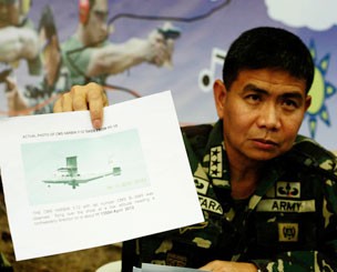 Trung tướng Anthony Alcantara, người được giới truyền thông Trung Quốc dẫn lời cho biết Philippines điều 2 tàu một máy bay ra Scarborough
