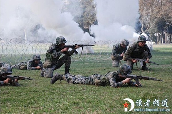 Huấn luyện bắn súng tiểu liên AK cho nghiên cứu sinh xin vào quân đội Trung Quốc