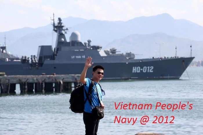 Tàu hộ vệ Cheetah - 3.9 tại cảng Cam Ranh (trong ảnh là MC chương trình Chúng tôi là chiến sỹ của VTV3)