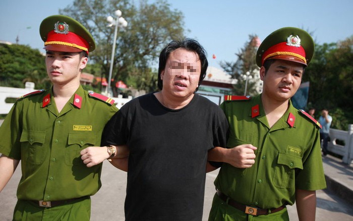 Hai chiến sĩ Công an Việt Nam áp giải tội phạm Trung Quốc lên cửa khẩu Móng Cái
