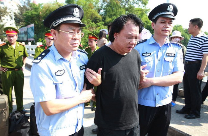 Cảnh sát Trung Quốc nhận tội phạm giải về đồn