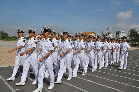 Đoàn học viên học viện Hải quân TQ cơ động theo đội hình vào trường Trung cấp kỹ thuật Hải quân Việt Nam