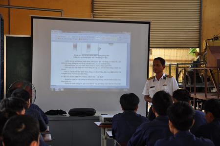 Học viên hải quân Trung Quốc dự một giờ giảng về binh khí của nhà trường
