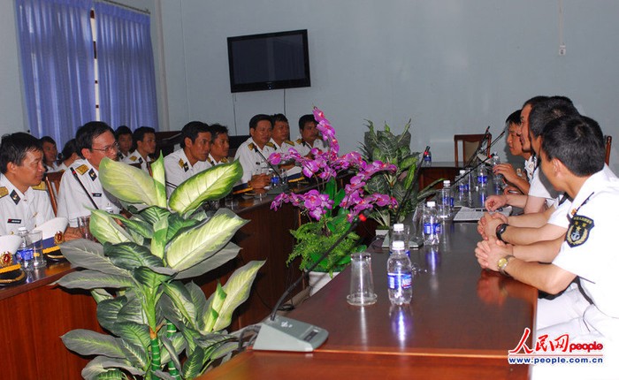 Ban giám hiệu trường Trung cấp kỹ thuật Hải quân Việt Nam đón khách