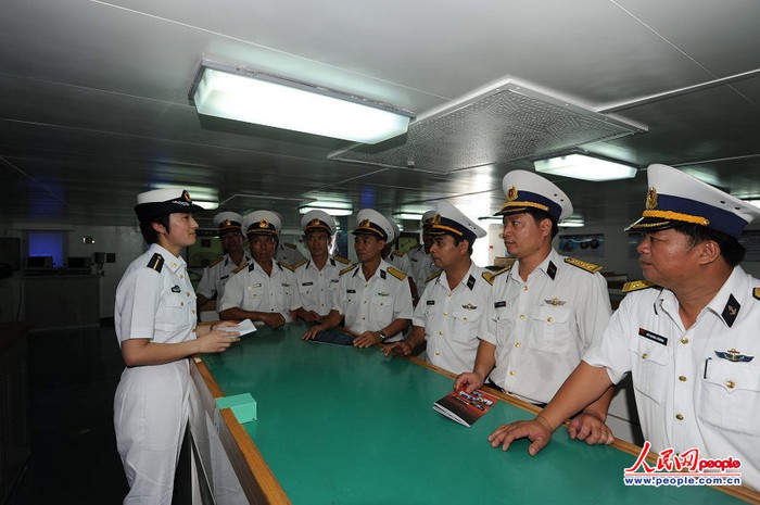 Học viên hải quân Trung Quốc giao lưu, đặt câu hỏi