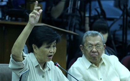 Một quan chức Thượng viện Philippines phát biểu ý kiến trong phiên điều trần