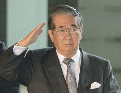 Thống đốc Tokyo chào phóng viên trong buổi họp báo ngày hôm qua 27/4