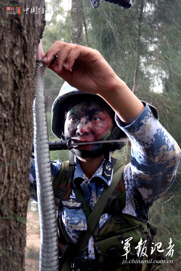 Huấn luyện khả năng sinh tồn trong điều kiện tác chiến vùng rừng núi, thịt rắn làm thức ăn