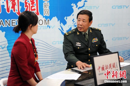 La Viện, thiếu tướng, chuyên gia phân tích các vấn đề quân sự của Trung Quốc trong buổi giao lưu với China News