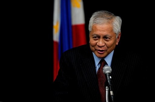 Ngoại trưởng Philippines Albert del Rosario và giới chức ngoại giao nước này theo đuổi quan điểm khá cứng rắn trước áp lực từ Trung Quốc