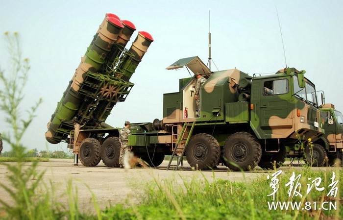 Tên lửa đạn đạo phòng không quân khu Quảng Châu được đưa lên xe chuyên dụng chuẩn bị cơ động