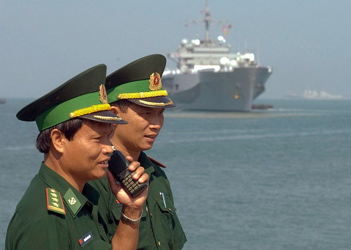 Hai sĩ quan bộ đội Biên phòng Việt Nam trong đoàn đón tàu chiến Mỹ cập cảng