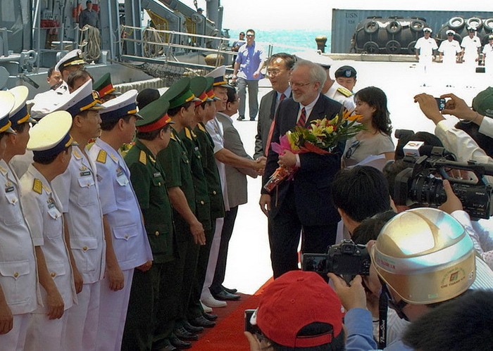 Đại sứ Mỹ tại Việt Nam David Shear, thuyền trưởng các tàu cùng nhiều quan chức và tướng lĩnh của Mỹ có mặt trong buổi đón tiếp
