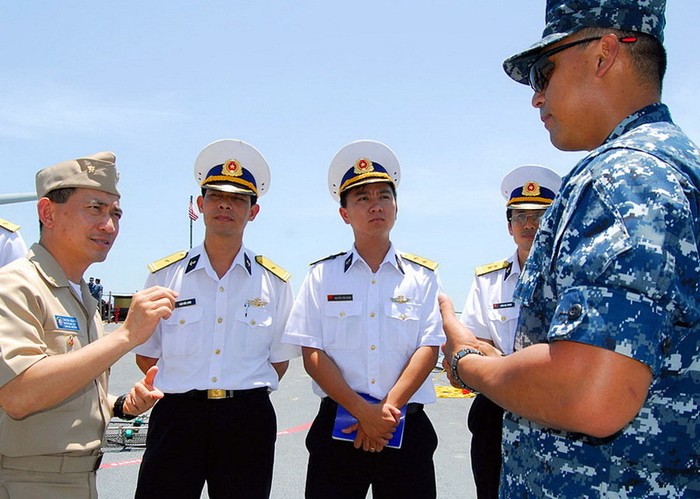Sĩ quan hải quân Việt - Mỹ chia sẻ kinh nghiệm