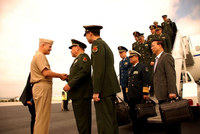 Trung tướng Richard-W-Hunt, Tư lệnh lực lượng chiến hạm mặt nước hải quân Mỹ đón Tướng Lương Quang Liệt đến thăm căn cứ hải quân lưỡng thê Colorado
