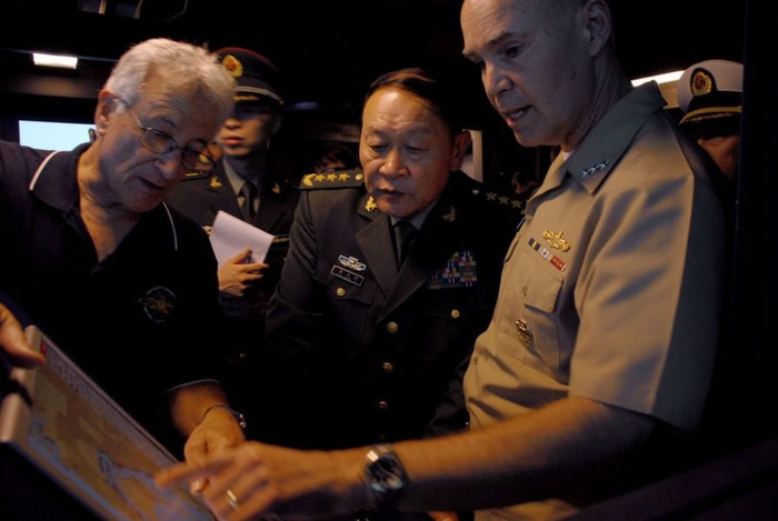 Sĩ quan trung tâm huấn luyện hải quân Hoa Kỳ giới thiệu vài nét về hoạt động đơn vị với các vị khách đến từ Trung Quốc
