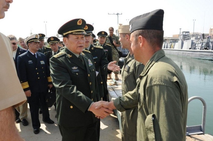 Lương Quang Liệt bắt tay giao lưu với các sĩ quan Mỹ tại đơn vị ông đến thăm