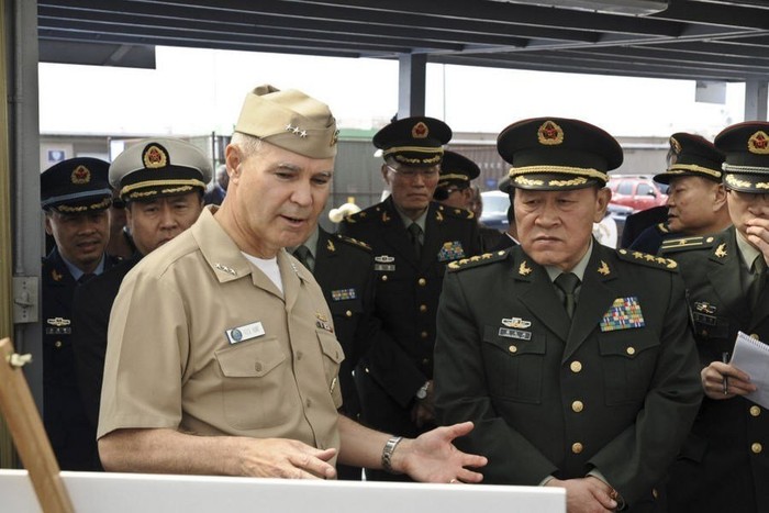 Trung tướng Richard-W-Hunt giới thiệu về hoạt động nhân đạo của đơn vị mình với Bộ trưởng Quốc phòng Trung Quốc