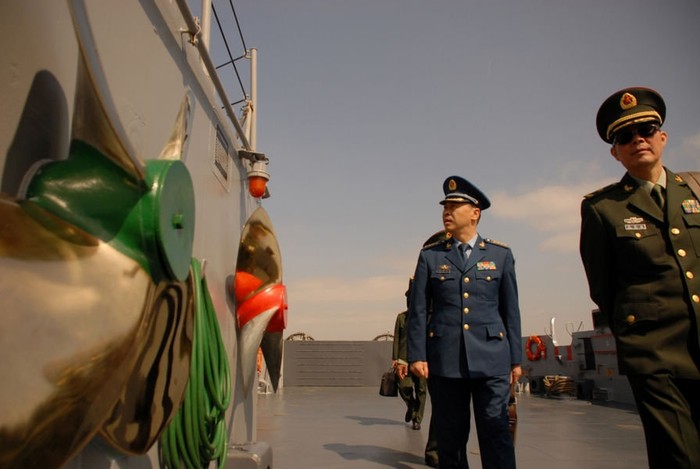 Đoàn quân sự cấp cao Trung Quốc trên khu trục hạm hải quân Hoa Kỳ