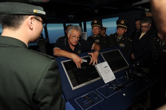 Sĩ quan hải quân Mỹ giải thích về hệ thống vận hành mô phỏng chiến hạm