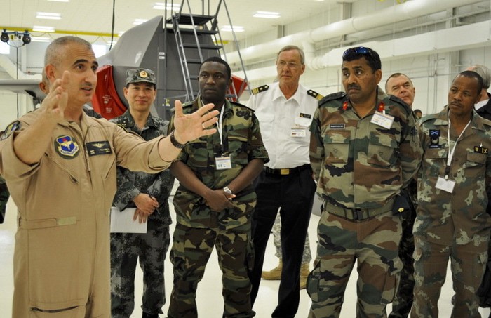 Sĩ quan không quân Mỹ giới thiệu với đoàn tùy viên các nước về phi đội chiến đấu cơ F - 35