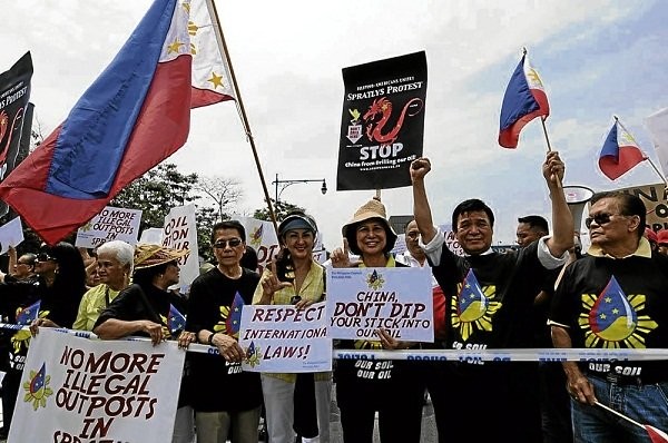 Bà Loida Nicolas Lewis (giữa, mũ trắng) tổ chức một cuộc biểu tình hơn 200 kiều dân Philippines phản đối nhà cầm quyền Trung Quốc hồi đầu năm nay