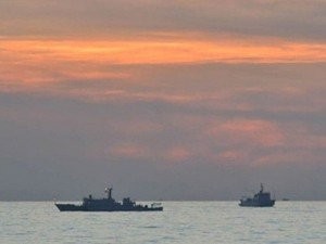 Hai tàu Hải giám 75 và 81 đang hoạt động trên bãi Scarborough bị Philippines tố là "xua đuổi" ngư dân nước này