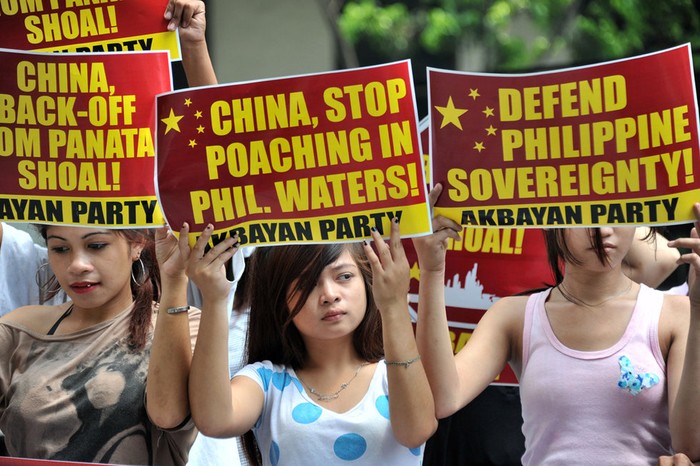 Người dân Philippines tổ chức biểu tình trước lãnh sự quán Trung Quốc ngay khi bắt đầu xảy ra căng thẳng trên bãi Scarborough