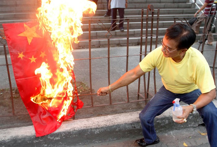Giới truyền thông Trung Quốc đăng tải hình ảnh một "người đàn ông Philippines quá khích" đốt cờ Trung Quốc để phản đối nhà cầm quyền nước này đưa tàu thuyền ra Scarborough và cản trở, ngăn cấm hoạt động của ngư dân Philippines