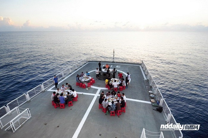 Thủy thủ tàu Ngư chính 310 và cánh phóng viên Trung Quốc ăn uống trên sàn tàu