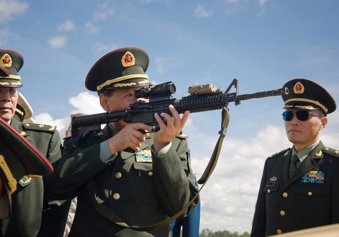 Một sĩ quan tháp tùng ông Lương Quang Liệt tranh thủ ngắm khẩu M-4