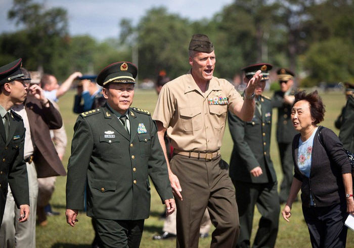 Tướng Christopher Owens, Phó chỉ huy trưởng lực lượng quân viễn chinh thủy quân lục chiến Mỹ giới thiệu qua về đơn vị với đoàn quân sự cấp cao Trung Quốc