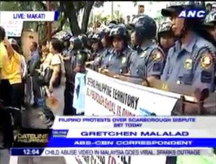 Cảnh sát Philippines túc trực trước đại sứ quán, lãnh sự quán Philippines để tránh xảy ra hành động quá khích, người dân Philippines biểu tình phản đối nhà cầm quyền Trung Quốc trong trật tự