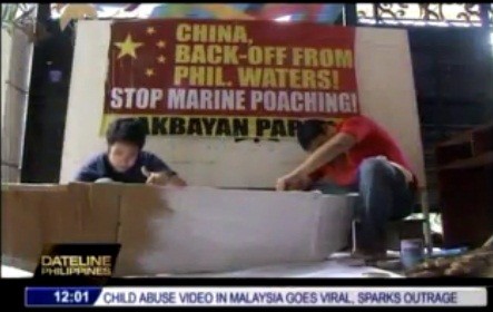 Giới trẻ Philippines tập trung làm biểu ngữ, băng rôn phản đối nhà cầm quyền Trung Quốc