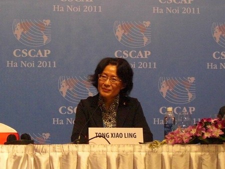 Đại sứ TQ tại ASEAN Đồng Hiểu Linh trong một cuộc họp tại Hà Nội năm 2011, người có sức ảnh hưởng khá lớn và là người phụ nữ thứ 2 được Bắc Kinh đưa ra đối thoại với Manila