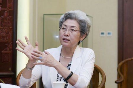 Thứ trưởng Ngoại giao nữ duy nhất của Trung Quốc, Phó Oánh, cựu Đại sứ TQ đầu tiên tại Philippines, người đã 3 lần gặp Đại biện lâm thời Philippines tại Bắc Kinh với giọng điệu "có gang có thép"