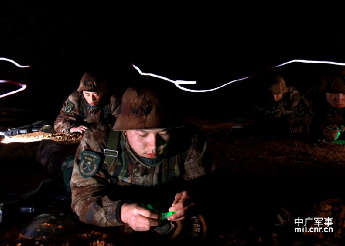 Lực lượng diễn tập thao tác các động tác chiến thuật đánh đêm