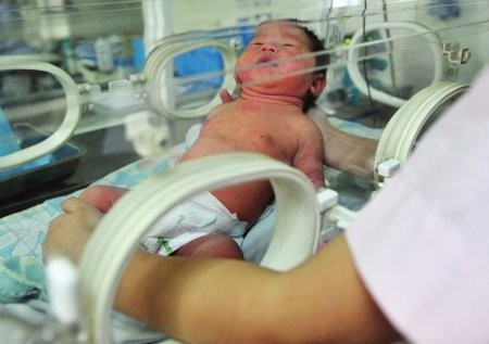 Bé gái sơ sinh may mắn được cứu sống, nhưng vừa chào đời đã bị bỏ đi, một bất hạnh quá lớn, quá sớm giáng lên đầu con trẻ
