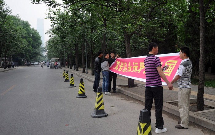 5 người đàn ông Trung Quốc "biểu tình đáp lễ" trước cổng đại sứ quán Philippines