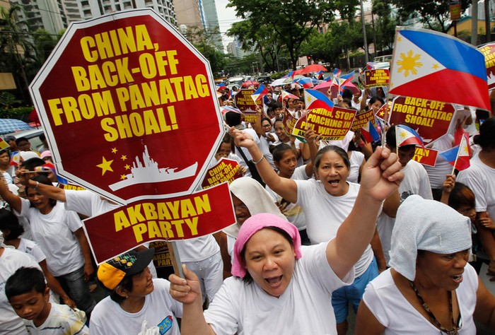 Khoảng 200 đến 300 người dân Philippines biểu tình ôn hòa trước cổng lãnh sự quán Trung Quốc
