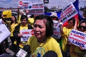 Bà Loida Nicolas Lewis trả lời phỏng vấn trong khi lãnh đạo 75 người Philippines biểu tình phản đối trước tòa nhà lãnh sự quán Trung Quốc tại Mỹ