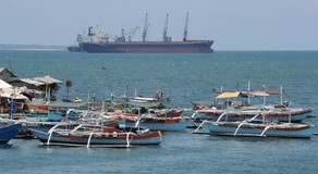 Tàu cá Philippines neo đậu tại cảng vì chưa thể ra khơi do những đe dọa từ phía Trung Quốc
